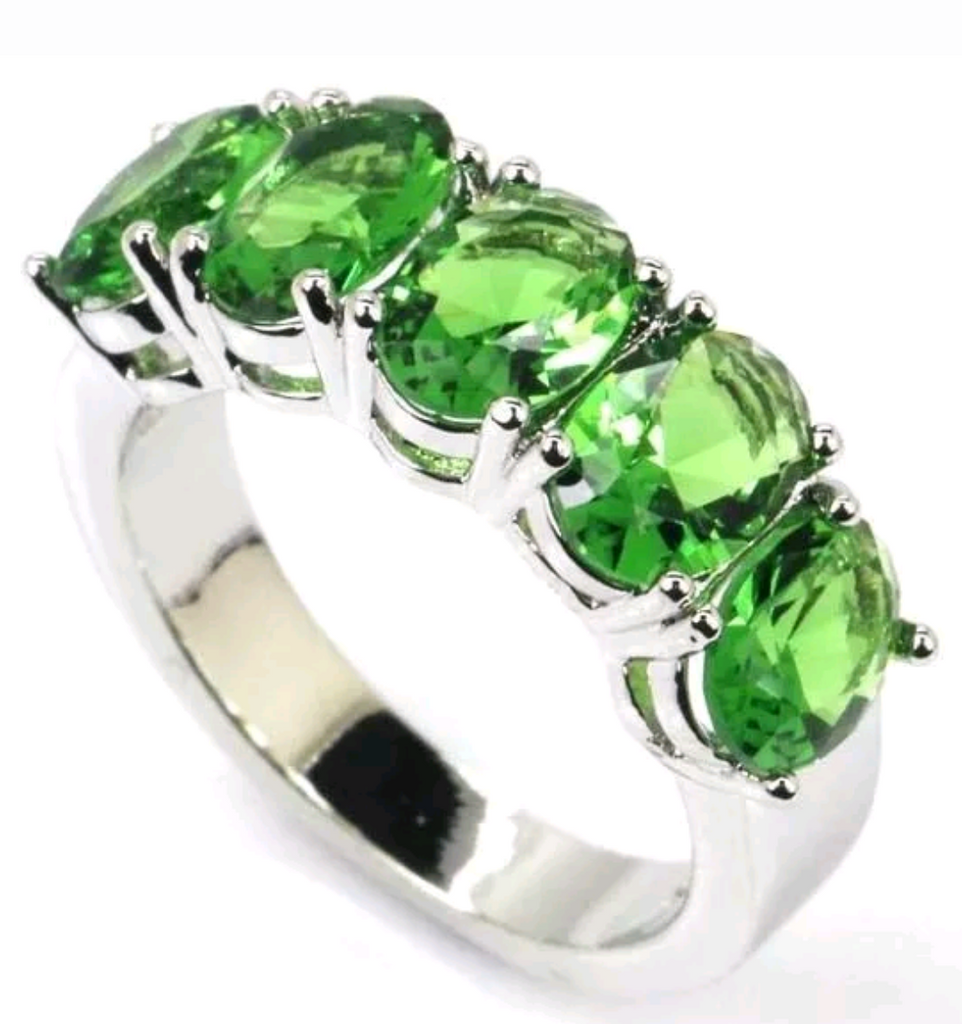 Silver, emerald quartz size 8