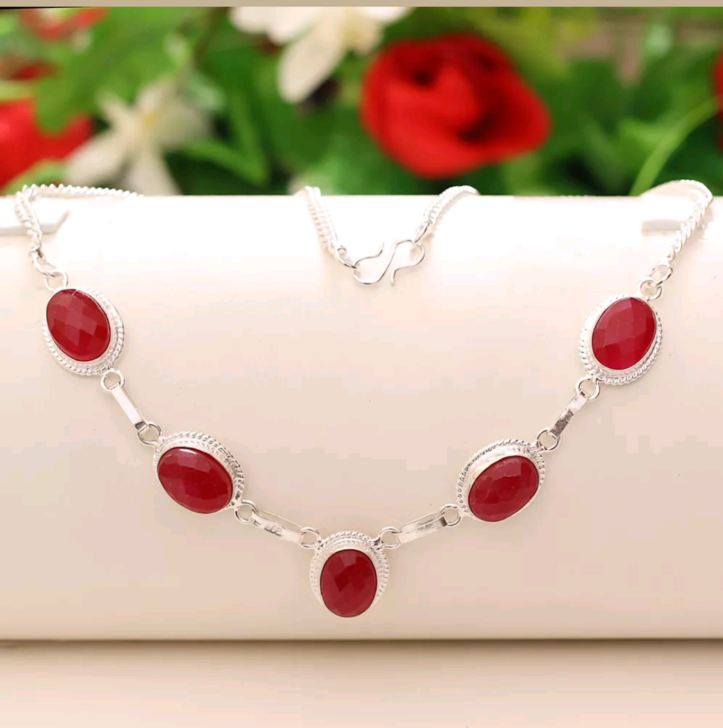 Silver, jagdalk ruby necklace